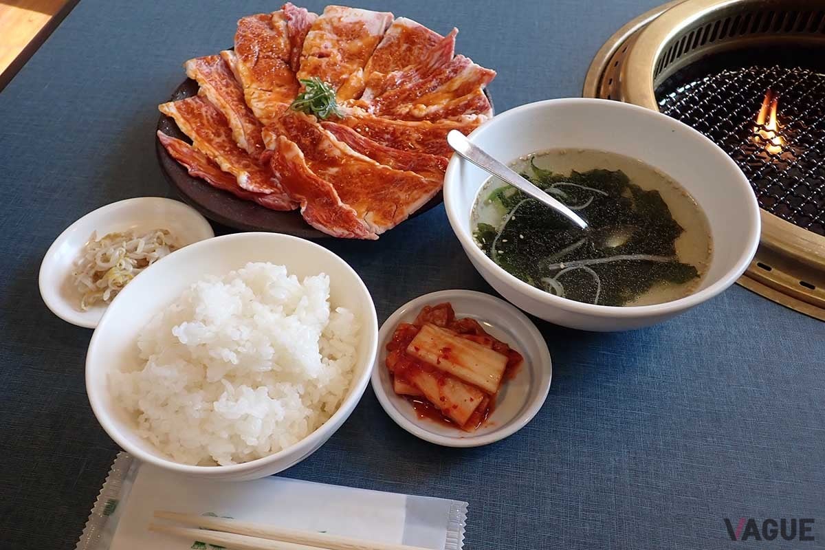 ランチの「山形牛バラ焼きW」。お肉がたっぷりすぎて、ご飯が足りないほど