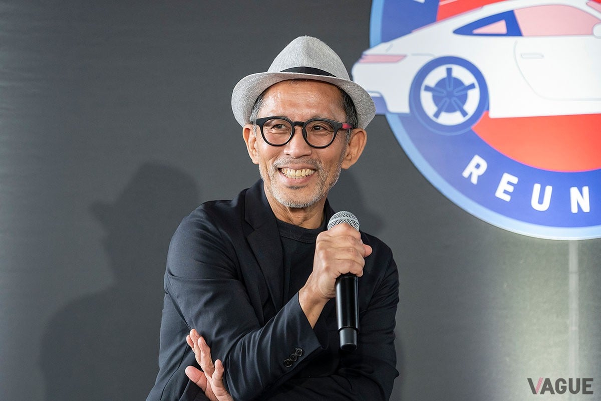 トークショーでポルシェのデザインについて熱く語る山下周一さん
