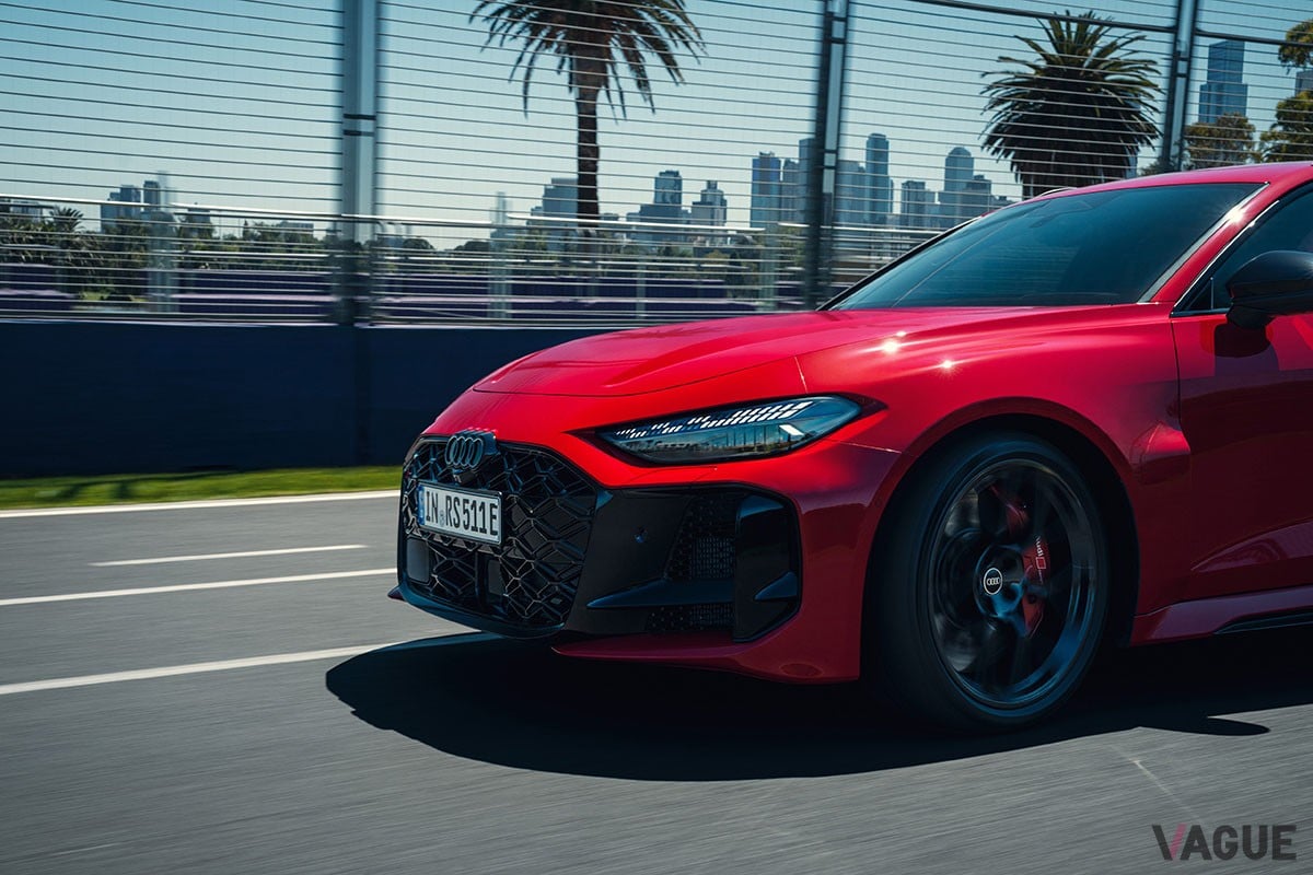 2026年のF1開幕戦ではアウディ新型「RS5 アバント」のデモ走行を披露