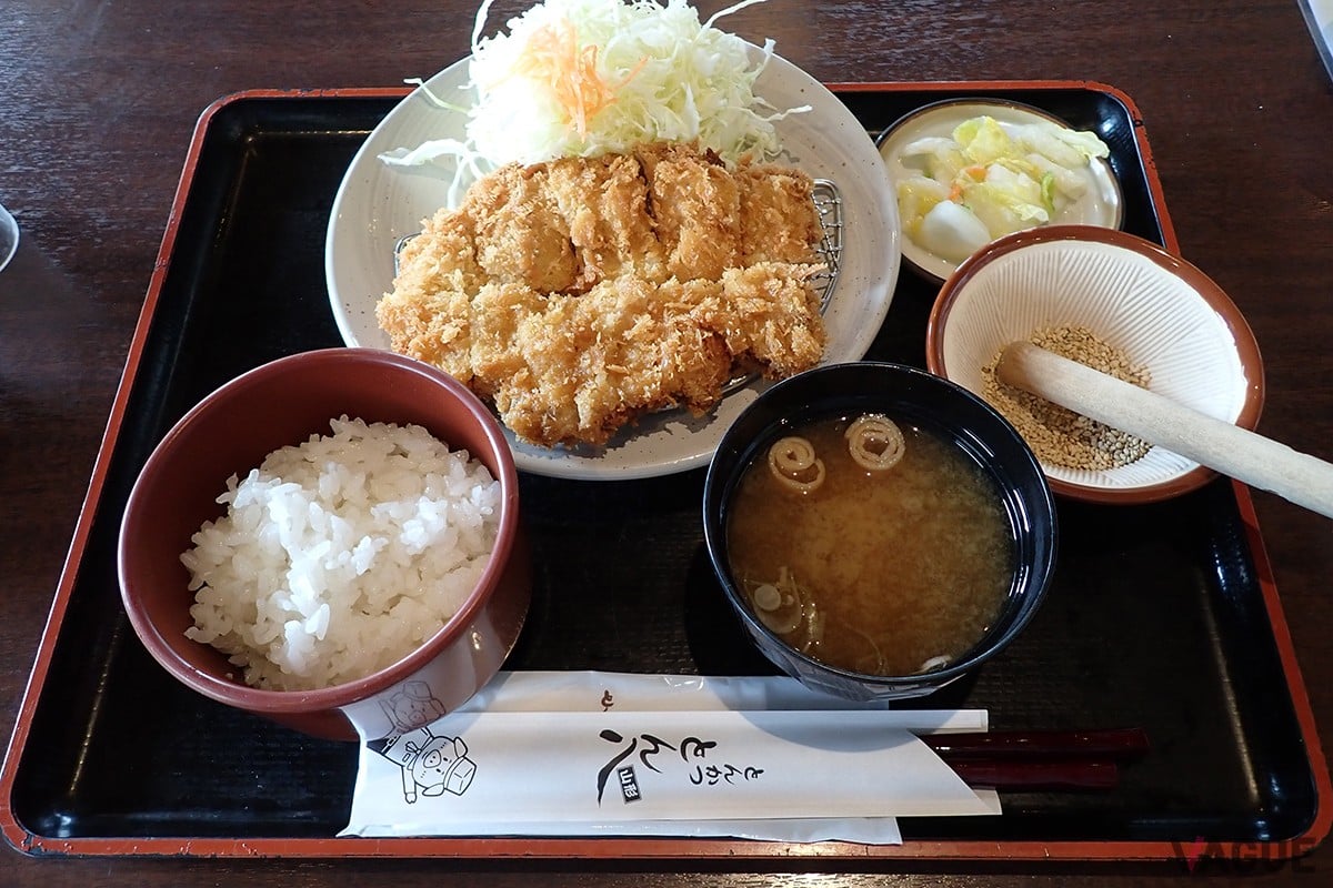 看板メニューの「とん八ランチ」。細かく切り分けられたお肉は、120gという数字以上に食べ応えあり