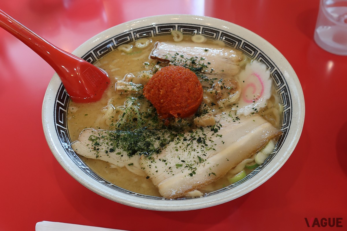 「龍上海」の「赤湯からみそラーメン」。まずはそのままいただき、食べ進めてから「からみそ」を溶かし味変できる