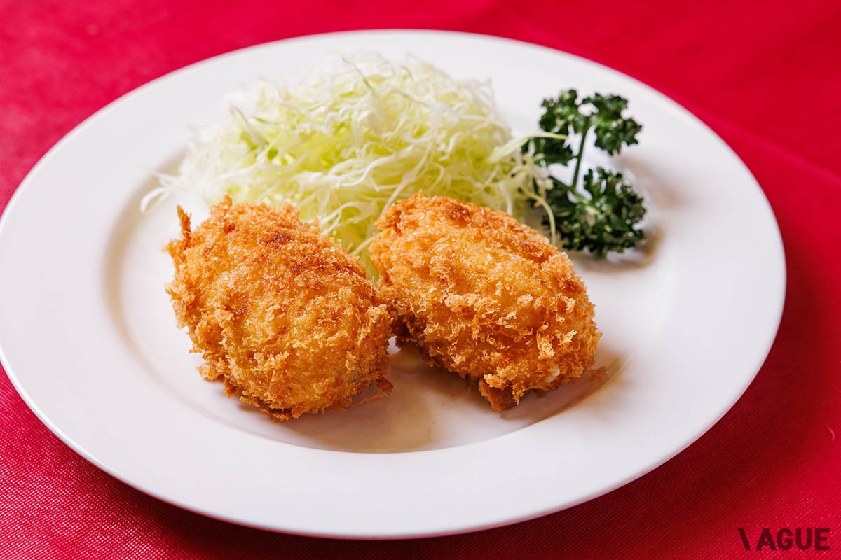 カニクリームコロッケ。ランチのセット2750円、ディナー単品2200円。ランチタイムはライス、サラダ、スープ付きのセットに