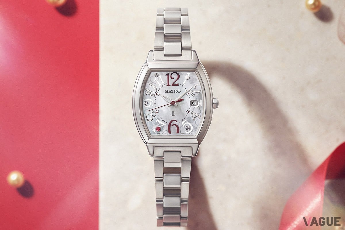 優しい輝きを放つ白蝶貝ダイヤル。随所に散りばめたハートマークと四ツ葉のクローバーが愛らしい