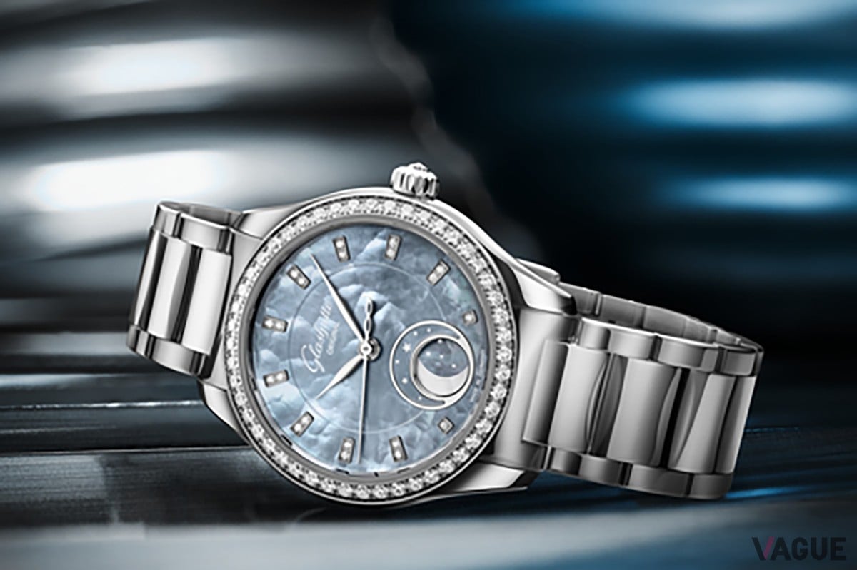 32.5mm径・8.90mm厚の薄型スリムなケースにムーンフェイズ搭載の自社製自動巻きムーブメントを搭載