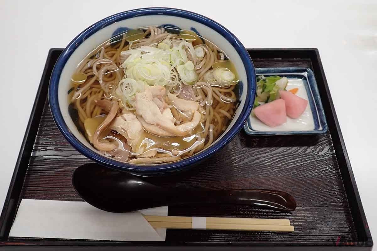 「エアポートキッチン欅」の「“河北町名物”冷たい肉そば」は、空港での食事におすすめ。そもそもの量が多いので、麺大盛を頼むときは慎重に