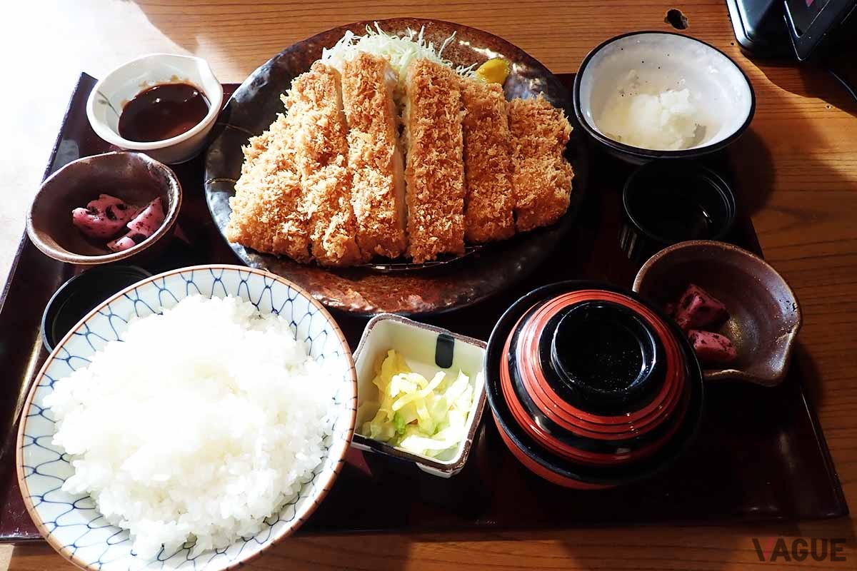 「いっちょう」の人気メニュー、「ジャンボチキンカツ定食」は、300g超えのカツとご飯300gで“腹パン”確実