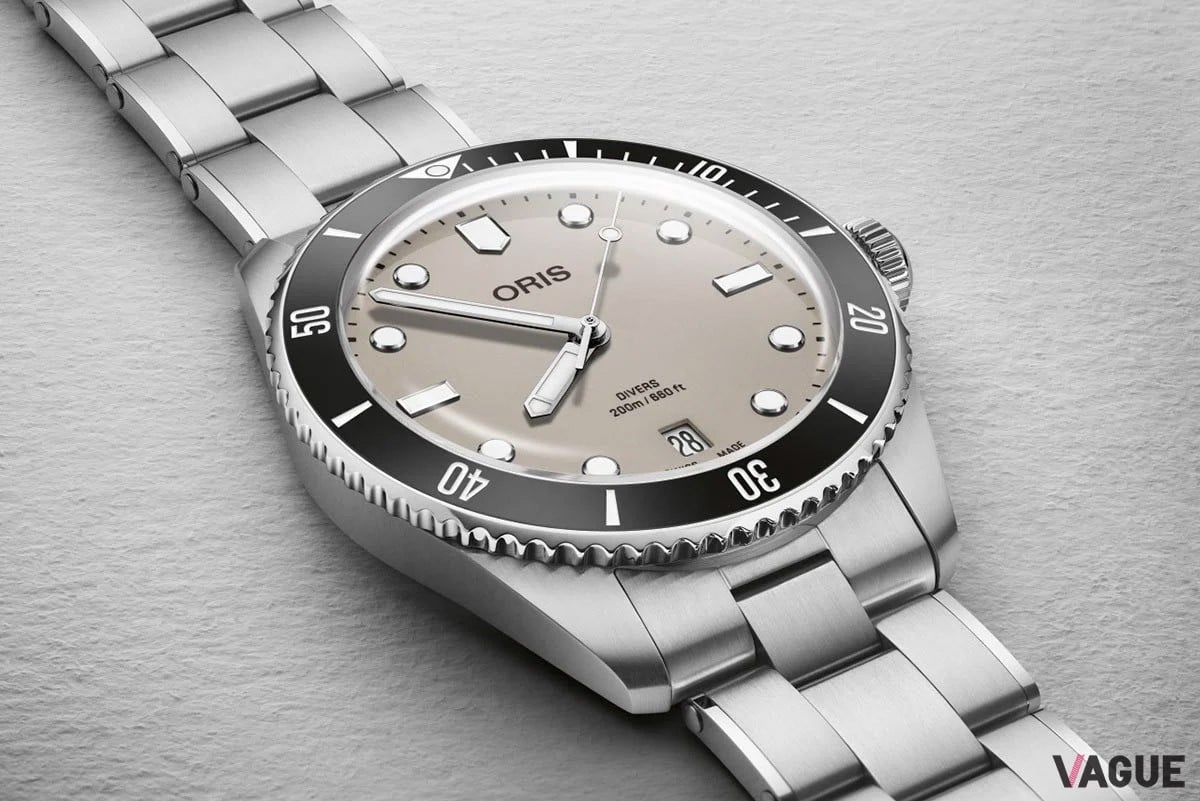 オリス「ダイバーズデイト」。ケース径39mm。1965年のオリジナルモデルを現代的にアップデートしたもので、レトロ風なダイヤルカラーもポイントに。