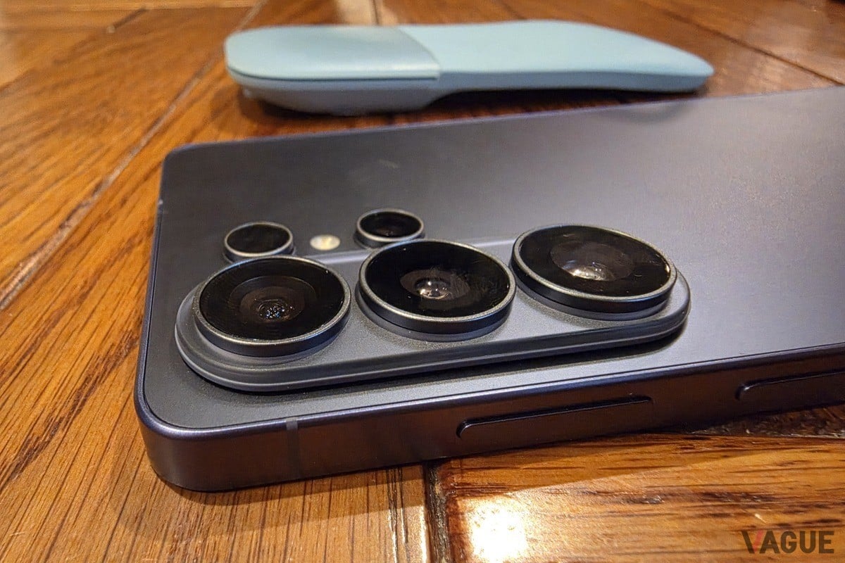 Samsung Galaxy S26 Ultraに搭載された2億画素のカメラユニット。史上最もスリムなボディに、SnapdragonⓇ 8 Elite Gen 5 for Galaxyと高性能ハードウェアを凝縮。薄型のPCマウスにも引けを取らない薄さ