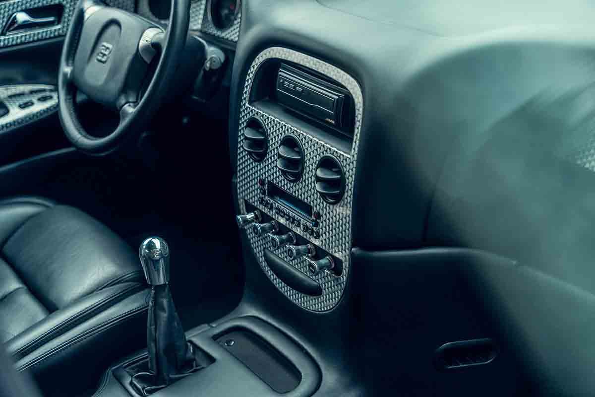 オークションに出品予定の1999年式ブガッティ「EB112」Simon Gosselin(c)2026 Courtesy of RM Sotheby's