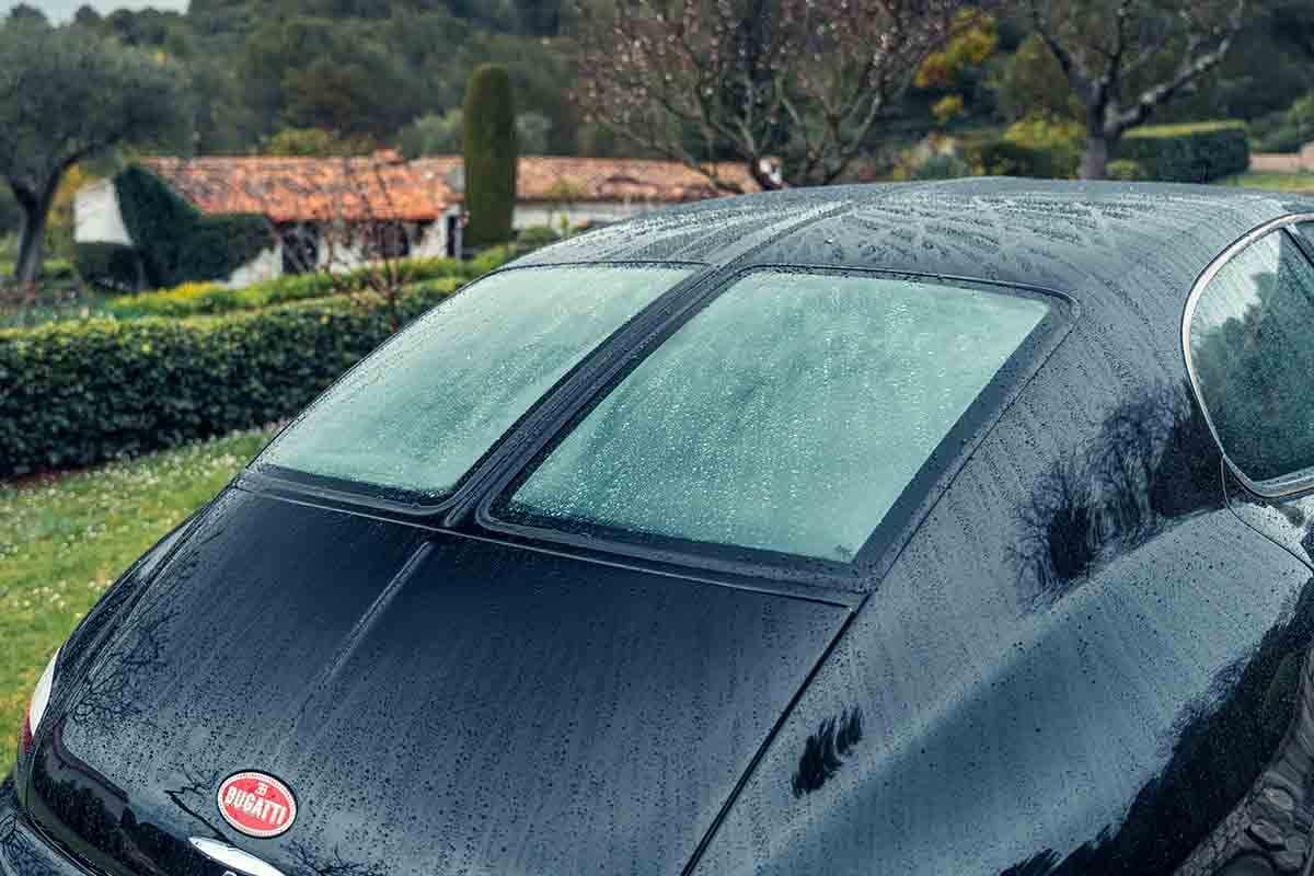 オークションに出品予定の1999年式ブガッティ「EB112」Simon Gosselin(c)2026 Courtesy of RM Sotheby's