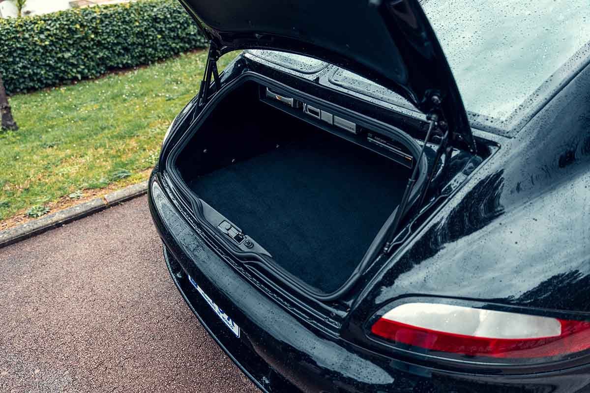 オークションに出品予定の1999年式ブガッティ「EB112」Simon Gosselin(c)2026 Courtesy of RM Sotheby's