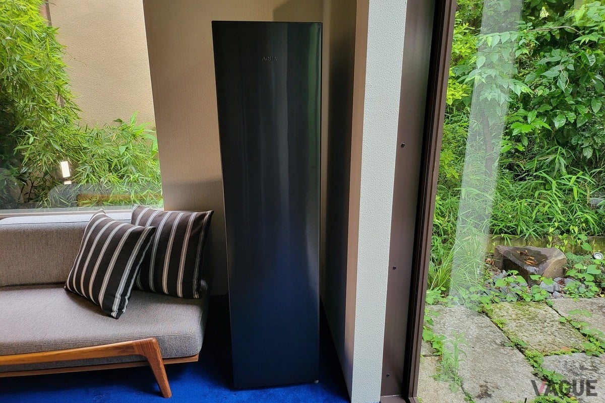 AQUAのスリムフリーザー。スリムな36㎝幅ながら容量105Lで冷凍食品などを大量にストックできる。筆者も使用している