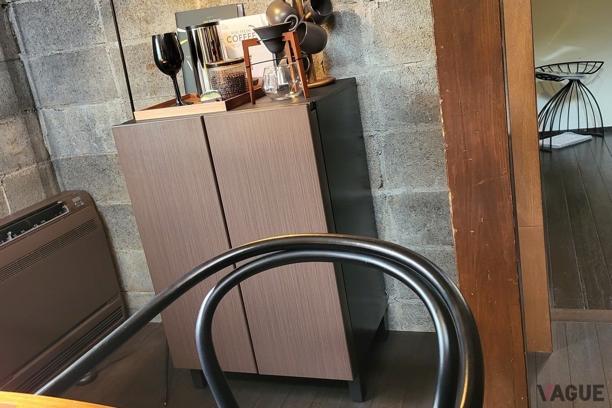 AQUAの家具冷蔵庫LOOC。リビングや寝室にあると通常のキャビネットに見える。冷蔵室44L、冷凍室28Lをそれぞれ左右に備えている