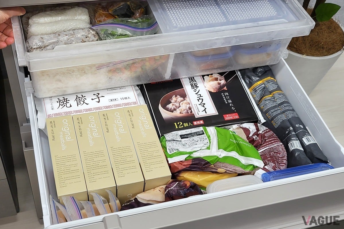 上段ケースカバーで引き出しの開け閉めや保存中の温度変化から食品を守る。冷凍食品の霜つきを抑えて、おいしさキープしてくれる。これ以外にも熱いまま急速冷凍できたり、サクッと切れる微凍結など、さまざまな冷凍機能が備わる