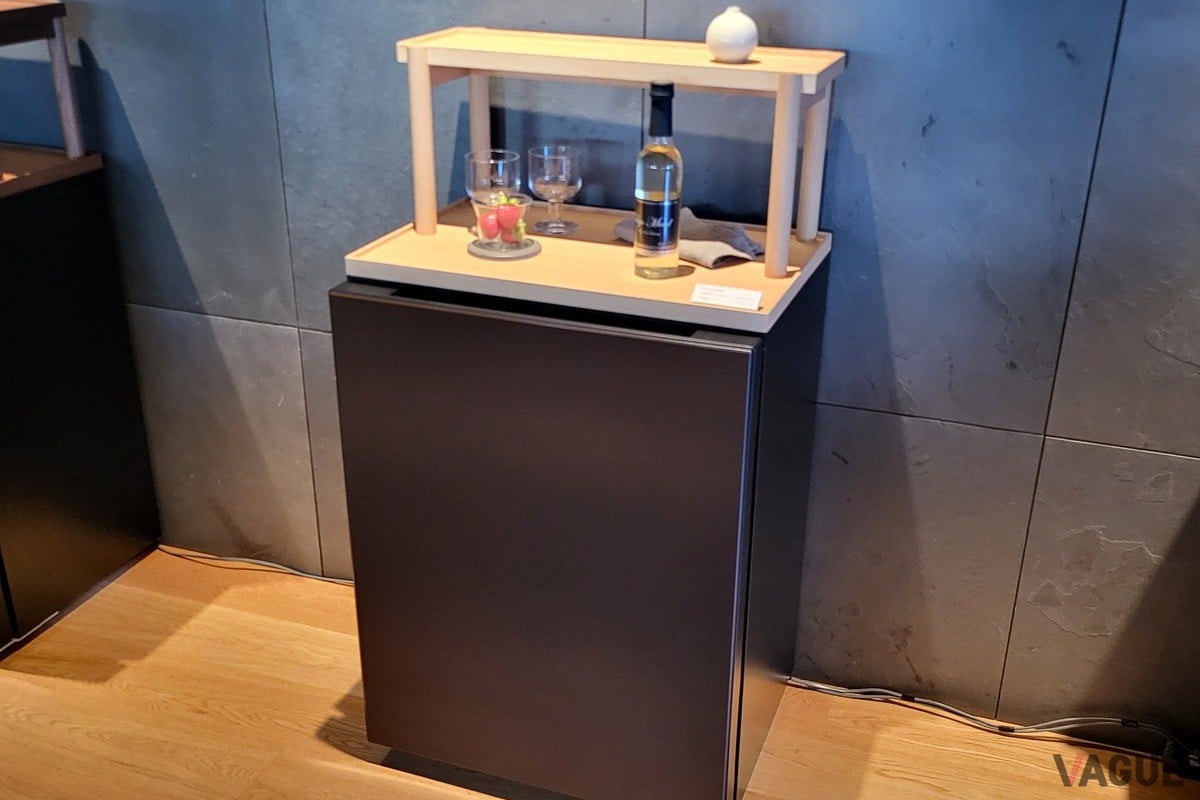 日立のセカンド冷蔵庫chiiil。ソファーの近くに置いて、お気に入りの飲み物やお酒を冷やせば、リビングがよりくつろぎの空間に