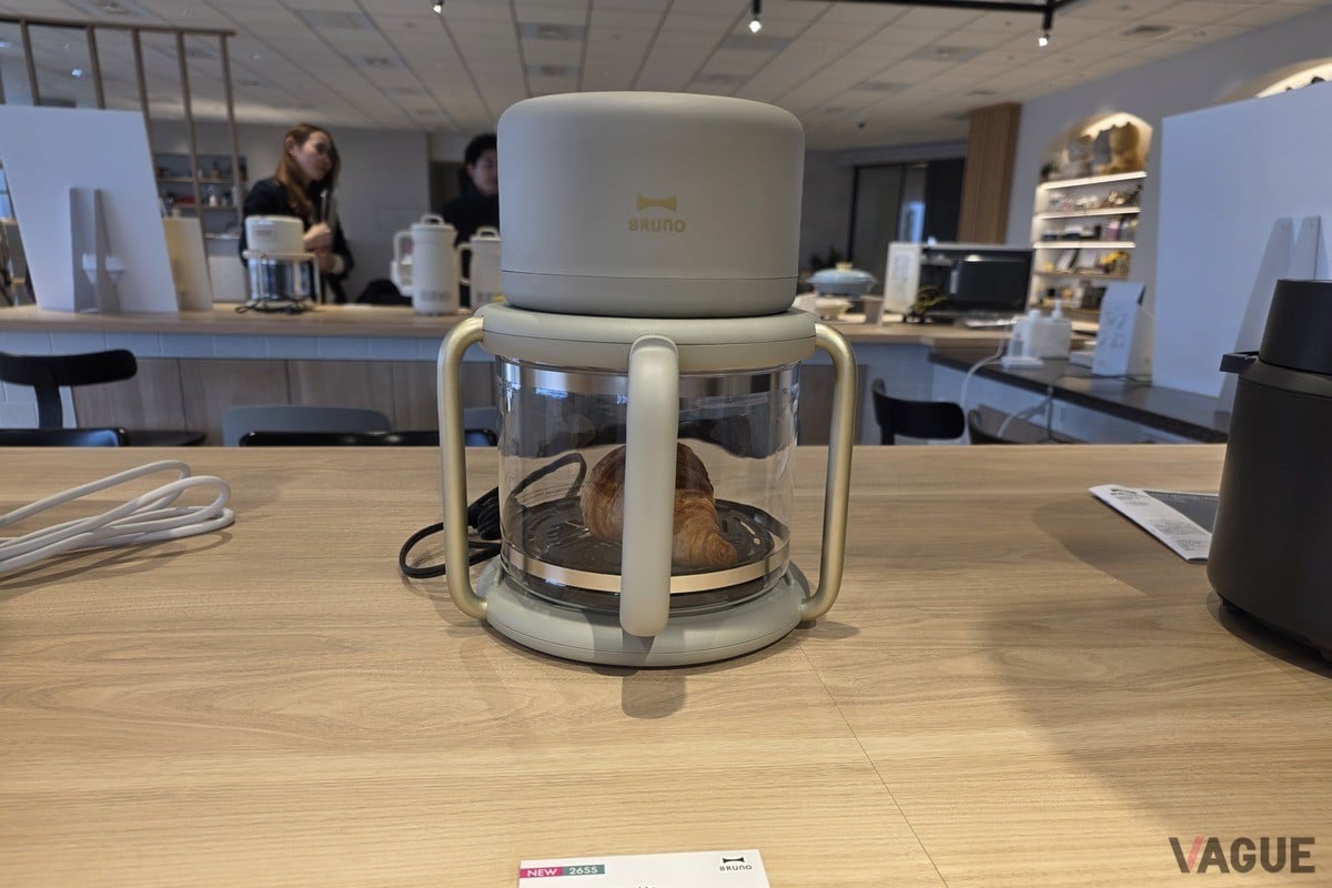 BRUNO ガラスエアフライヤー（税込価格：1万3200円）。肉を焼いたり、クロワッサンを作ったり、調理過程が見えるのは、映えだけではなく“失敗しにくさ”が進化の証だ。ほったらかしは時短ではなく、休日の実験時間だ