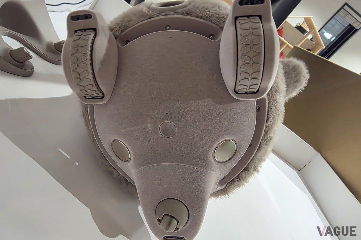 本機の駆動部にはロボット掃除機で培った可動技術が活かされており、自社工場での生産によりコストを抑制している