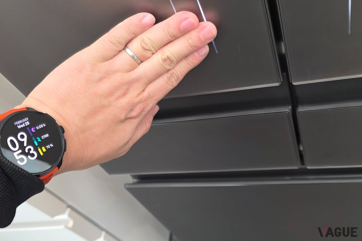 フロストガラスパネルのLED部分に触れると自動で扉が開く。マットで上質な質感のフロストガラス扉は指紋が目立ちにくく、キッチンに馴染むシンプルなデザインが特徴