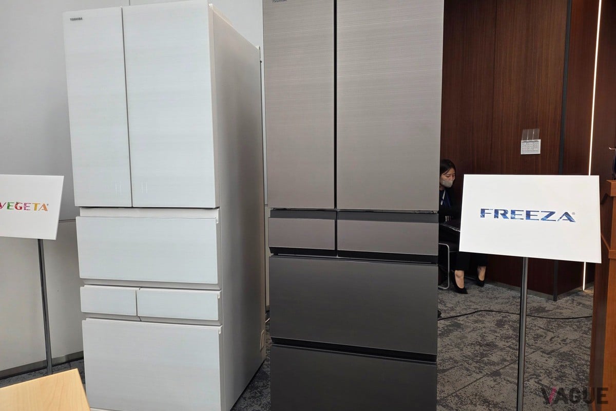 右側が東芝ライフスタイルが今回発表した冷凍冷蔵庫の新シリーズ「FREEZA」。冷凍室を中心に設計された新しいコンセプトの冷蔵庫だ