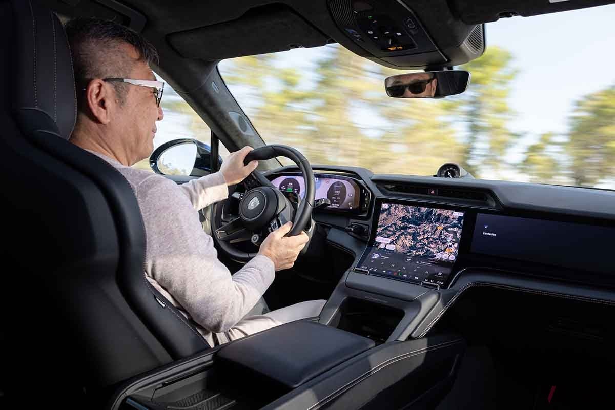 ポルシェ新型「カイエン・ターボE」と筆者の大谷達也氏