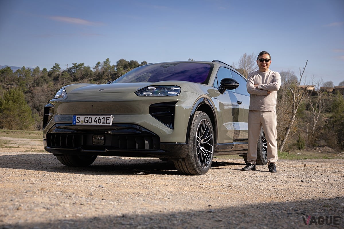 ポルシェ新型「カイエン・ターボE」と筆者の大谷達也氏