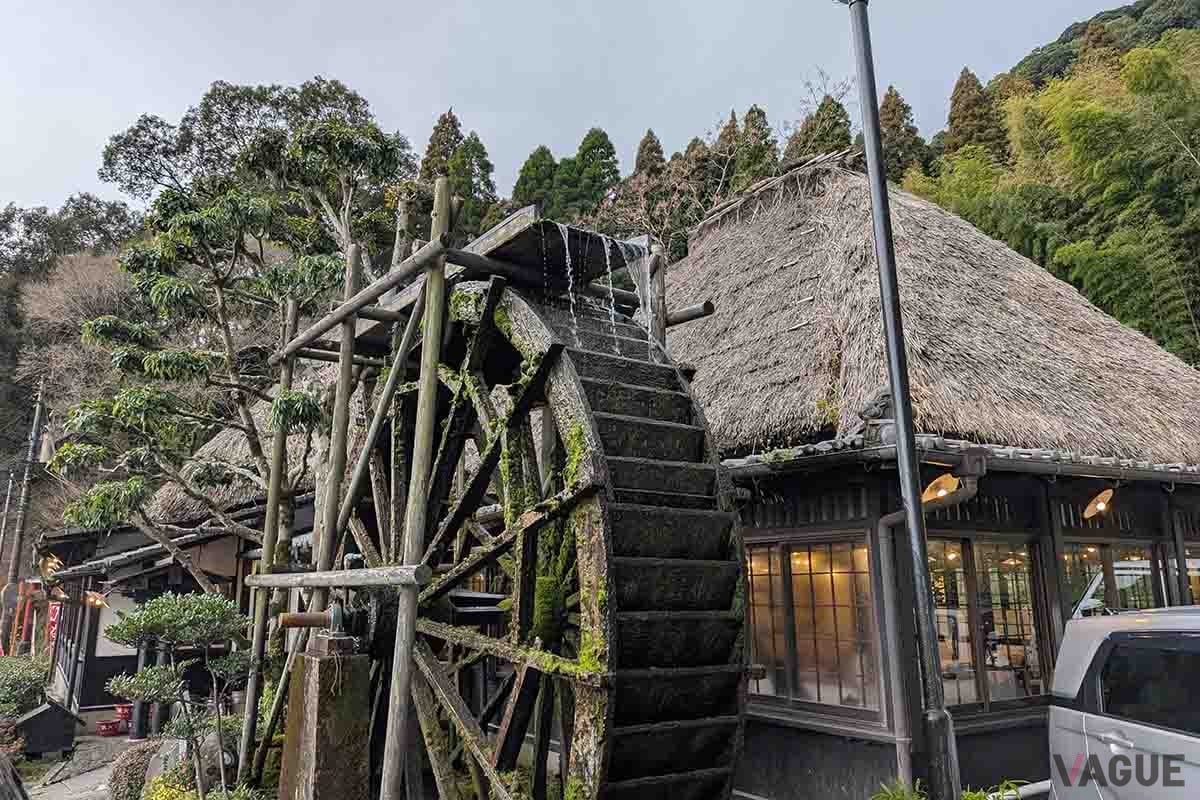「そば茶屋 吹上庵」空港バイパス店。かやぶき屋根と直径5mの水車が特徴