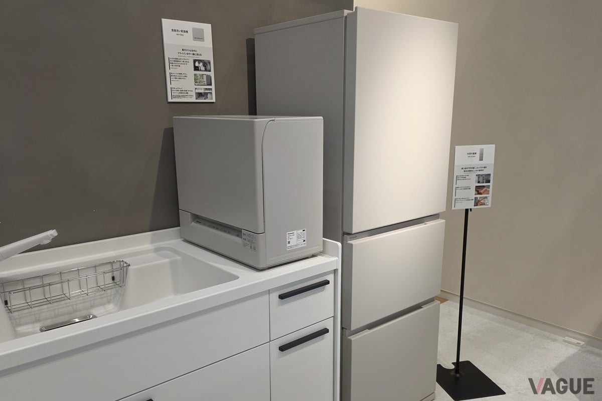 (左) 食器洗い乾燥機NP-TSK2、（右） 冷蔵庫NR-C33JS2