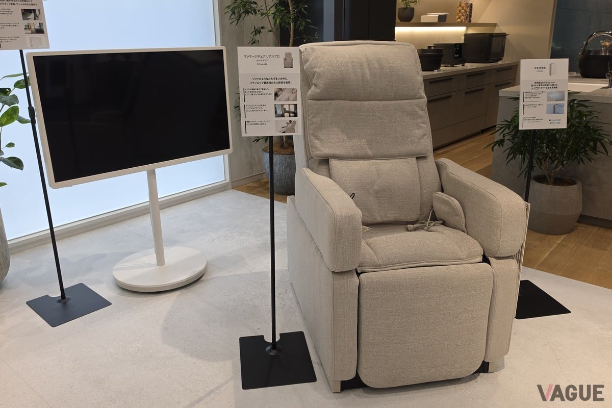 (左) レイアウトフリーテレビ（4K液晶テレビ）TH-43LF2／TH-43LF2L、（右） マッサージチェア リアルプロ カーサライン EP-MA110
