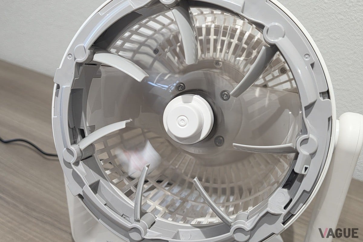 RC-AA30は内部のルーバー構造を切り替えることで風の性質を変化させる。空気を遠くまで送り出す直進風と、人にやさしく広がる風を1台で実現している ※撮影のために前ガードを外して撮影してます