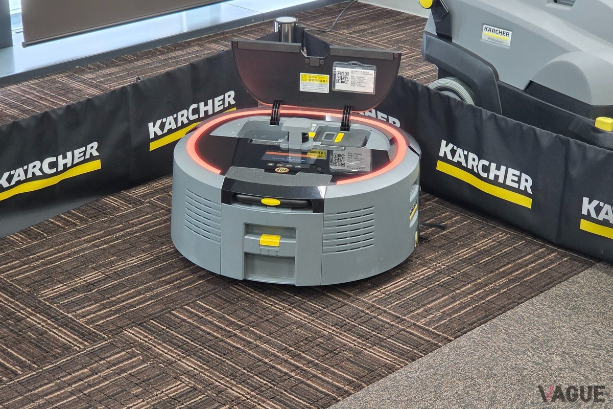 業務用ロボット掃除機「KIRA CV 50」。ロボットと人の作業を組み合わせることで、清掃の生産性は大きく向上する。ロボットが床清掃を行う間にスタッフは別の作業を進められる