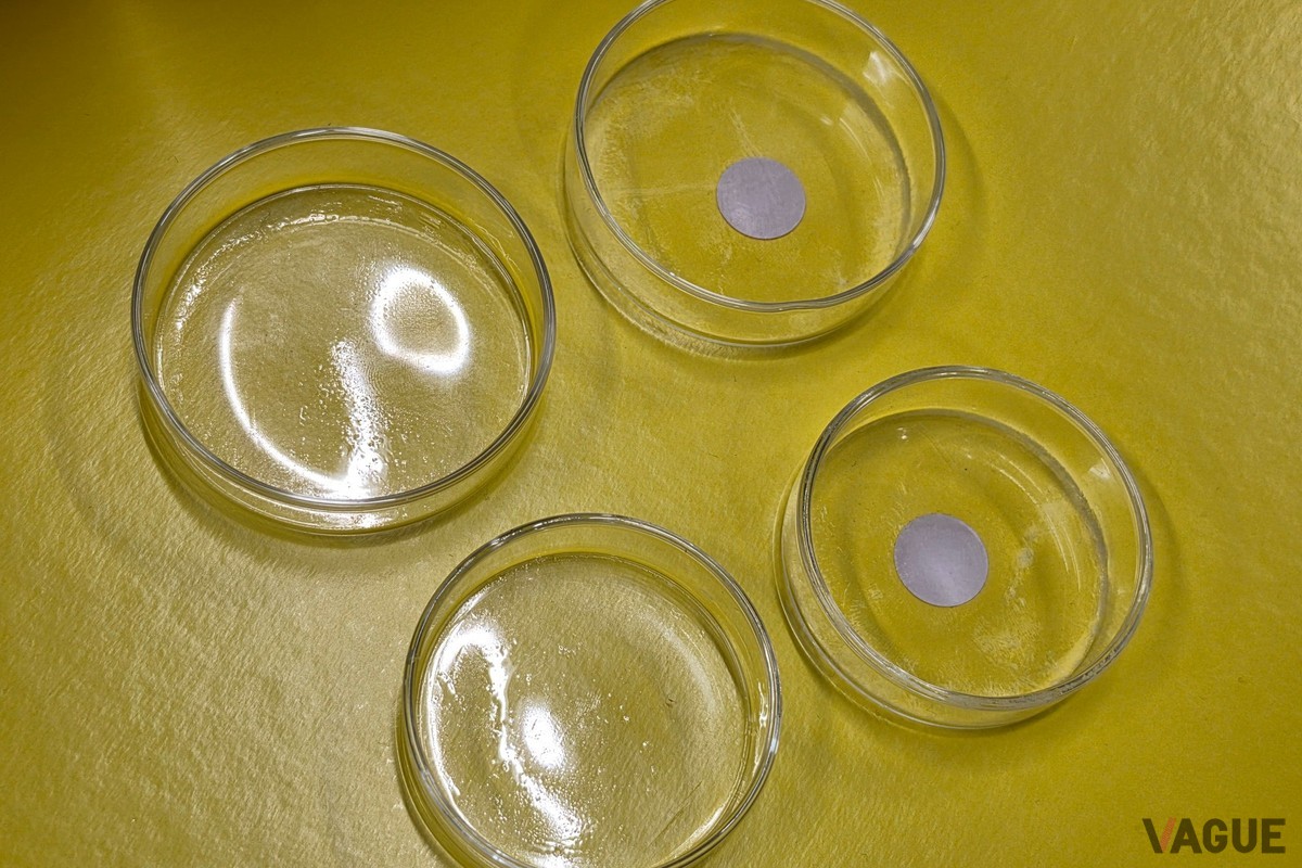 左側のシャーレはこれまでの洗浄剤は界面活性剤が残りベタベタしたものが残ってしまっていたが、右側のシャーレは写真だとわかりづらいが、粉上になることで水を使わず除去できる
