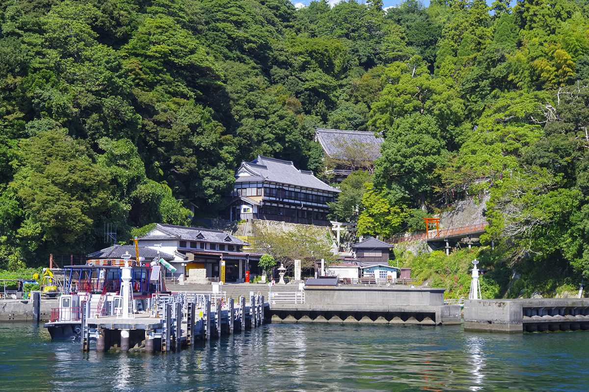 竹生島：琵琶湖4島のひとつ、長浜市に属する周囲約2キロの小島