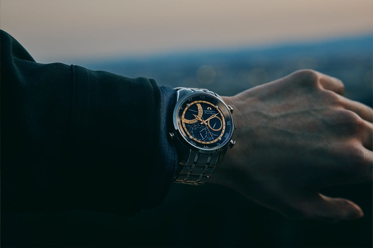 カンパノラ初となるデュラテクトDLCを施したバンドとケースは、光を吸い込み、宇宙の深淵なる神秘をその身に宿している