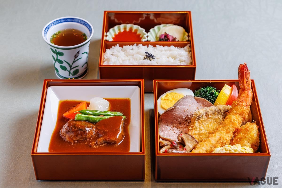 「洋食三段重」4180円。ランチ限定メニュー。プリン、スープ付き