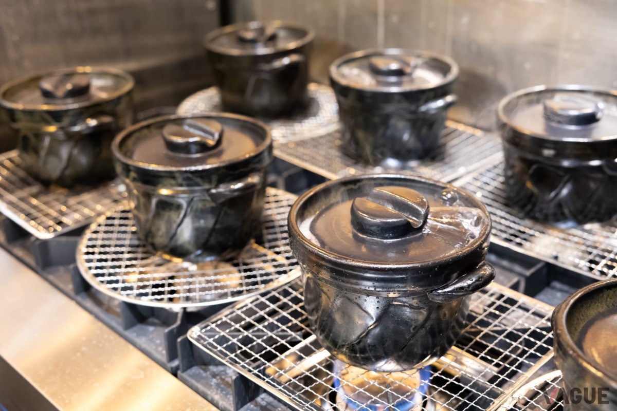 1人1鍋で提供される、土鍋で炊き立てのゴハン。米本来の粒立ち、甘味、香り！
