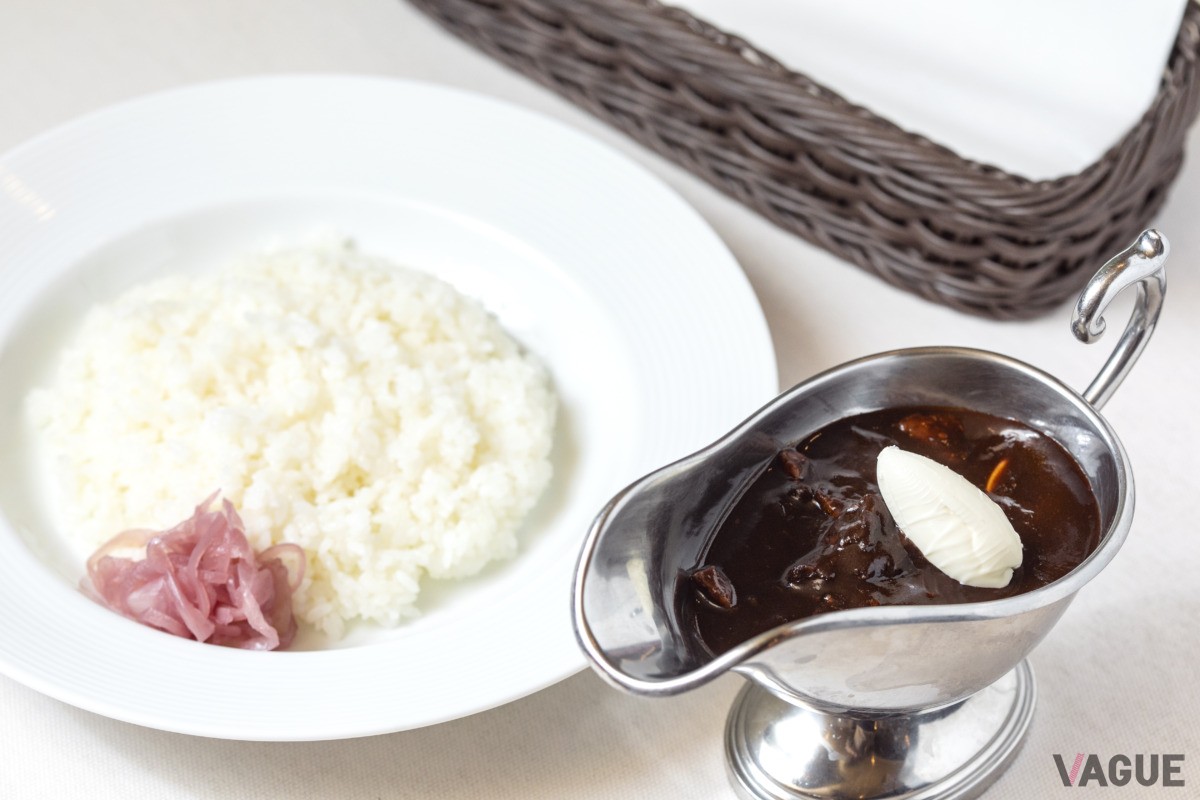 伝統のスペシャルハヤシライス2500円。ミニサラダ付きは2800円