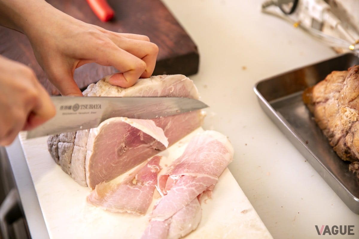 毎朝低温調理で作る豚肉の塊を薄くスライス