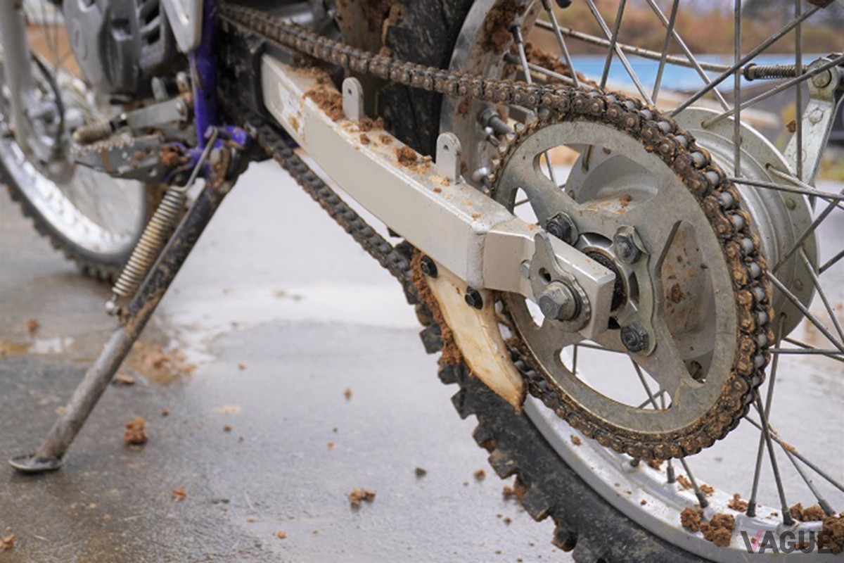 洗車を怠ることはバイクの寿命を縮めるだけでなく、ライダー自身の安全性を著しく脅かす行為に