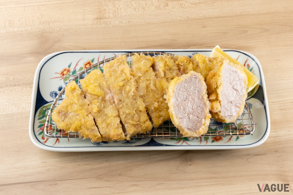 右の2切れはヒレカツ。定食のほか単品で頼んでロースとヒレの両方味わうことも可能