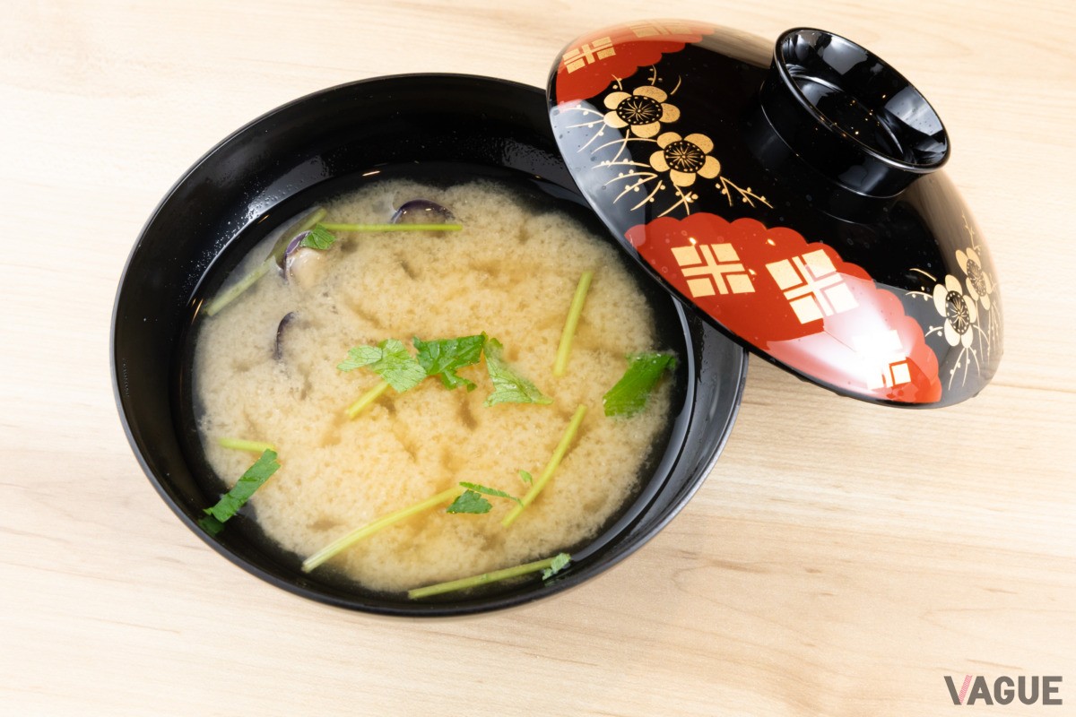 定食につく味噌汁はしじみ汁。定食には全てしじみ汁、浅漬け、千切りキャベツがつく
