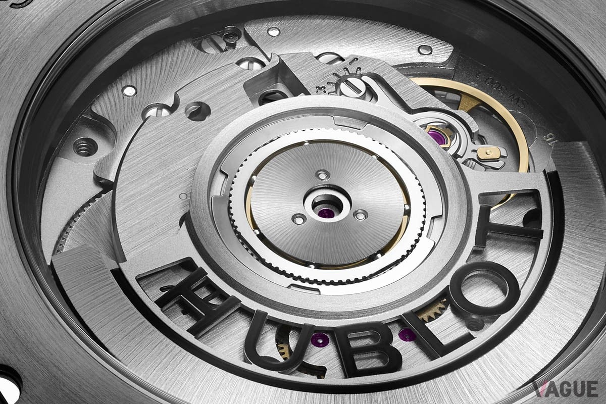 裏蓋もチタン製でシースルーバックからHUB1143キャリバーを鑑賞可能。“SPECIAL EDITION”の刻印も施されて特別感を演出。防水性は5気圧。