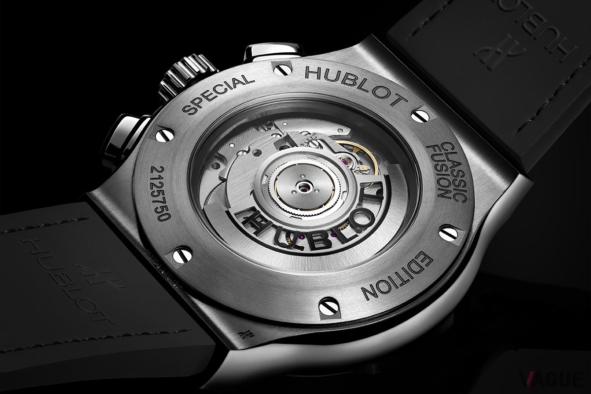 裏蓋もチタン製でシースルーバックからHUB1143キャリバーを鑑賞可能。“SPECIAL EDITION”の刻印も施されて特別感を演出。防水性は5気圧。