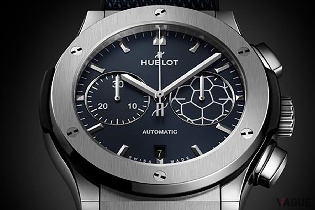 ウブロから登場したサッカー日本代表オフィシャルウォッチ“ブルー ヴィクトリー”は、サムライブルーを再解釈して非常に深いダークネイビーのダイヤルに。