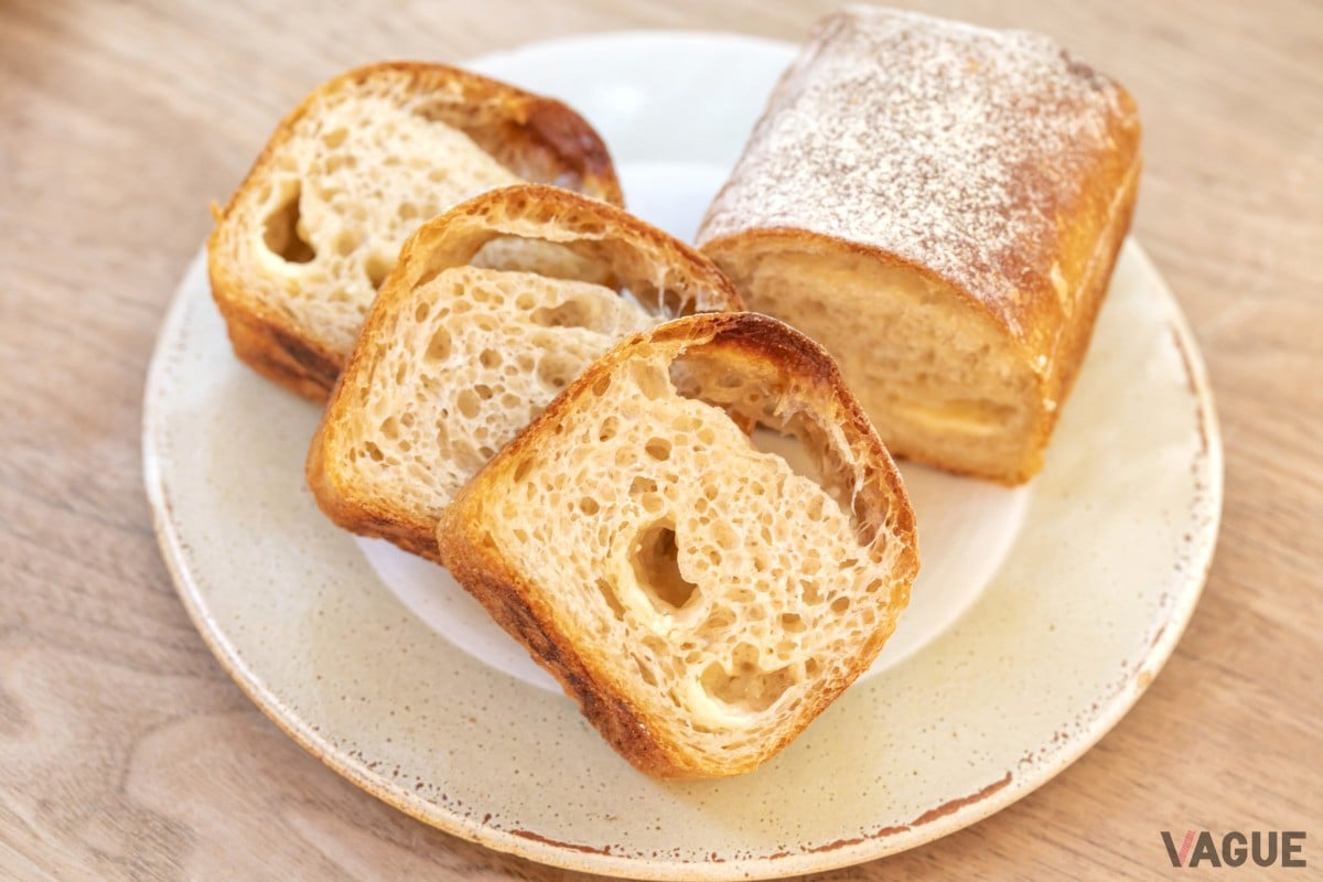 チーズ入りハードトースト1本496円。見て分からなくともチーズ感たっぷり