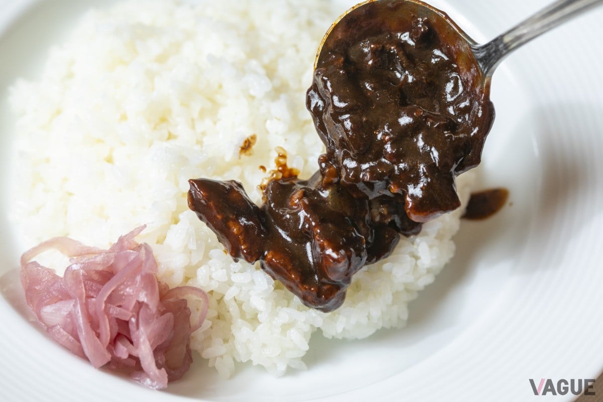 ソースボートから丸いスプーンでゴハンの上に。お肉たっぷり!