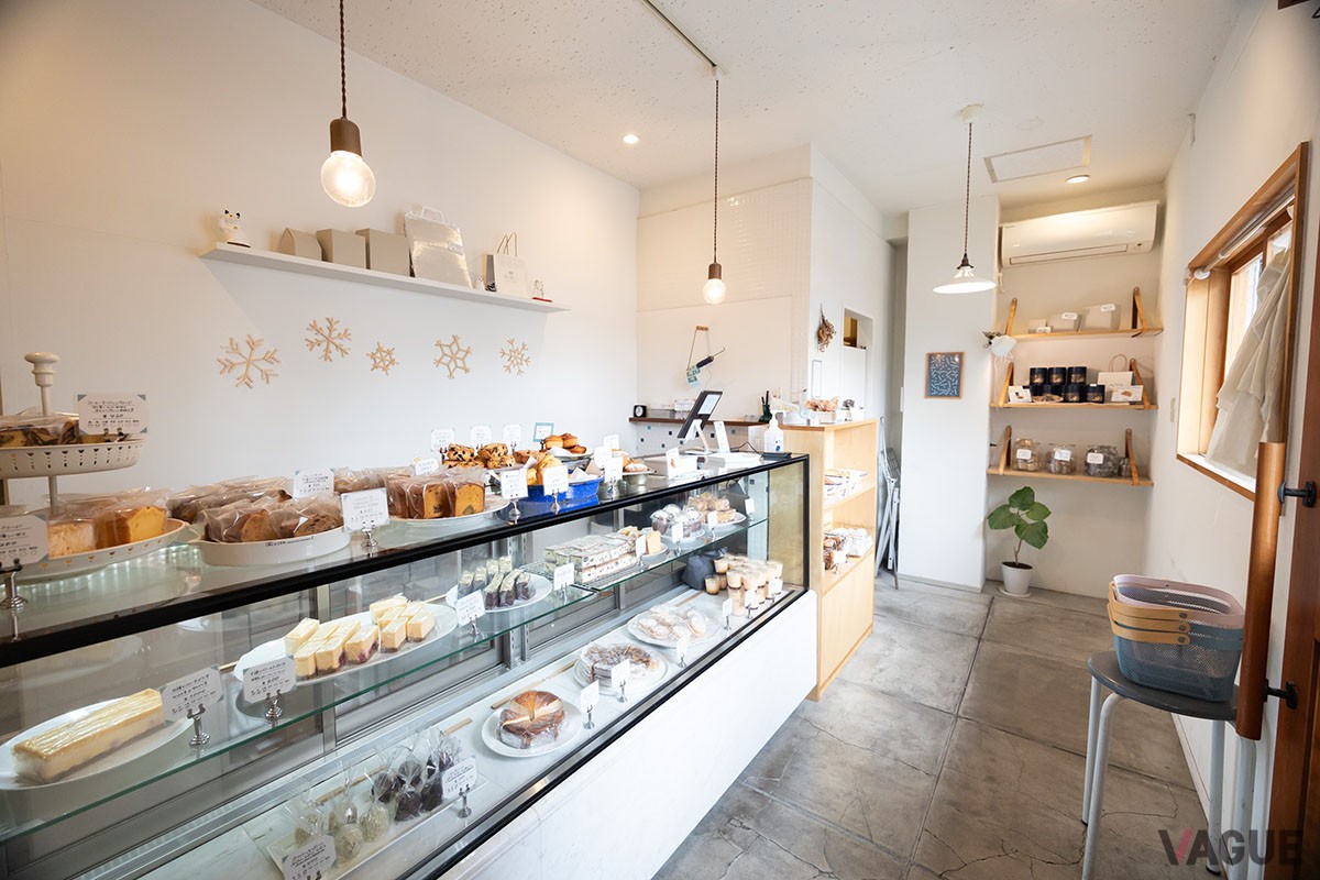 道灌山BAKE SHOPの店内。ガラスケースの中にはケーキやプリン、上には焼き菓子などが