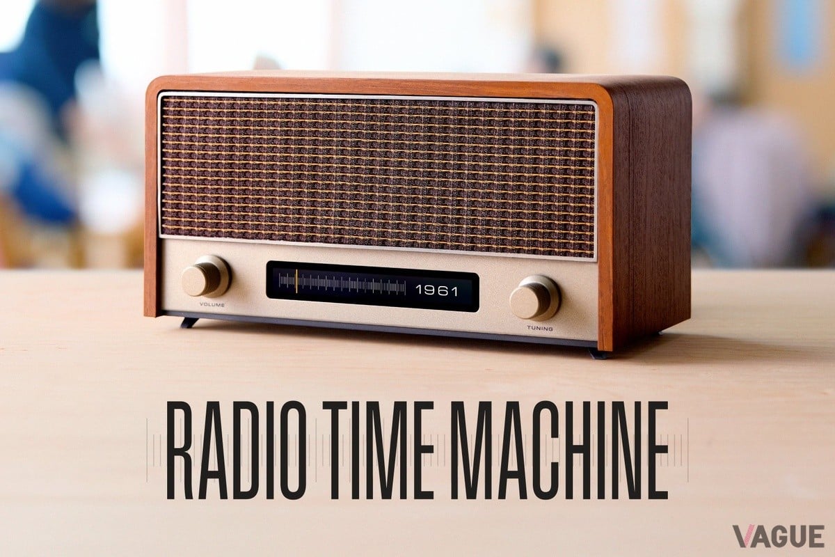 ダイヤルには通常の周波数ではなく西暦が刻まれている。回すだけで“その年の今日”のニュースと音楽が再生されるという、まさに時間を旅するような体験を生み出すラジオ型AIデバイス。開発はTBWA HAKUHODO、ニチイ学館が本格導入を目指す