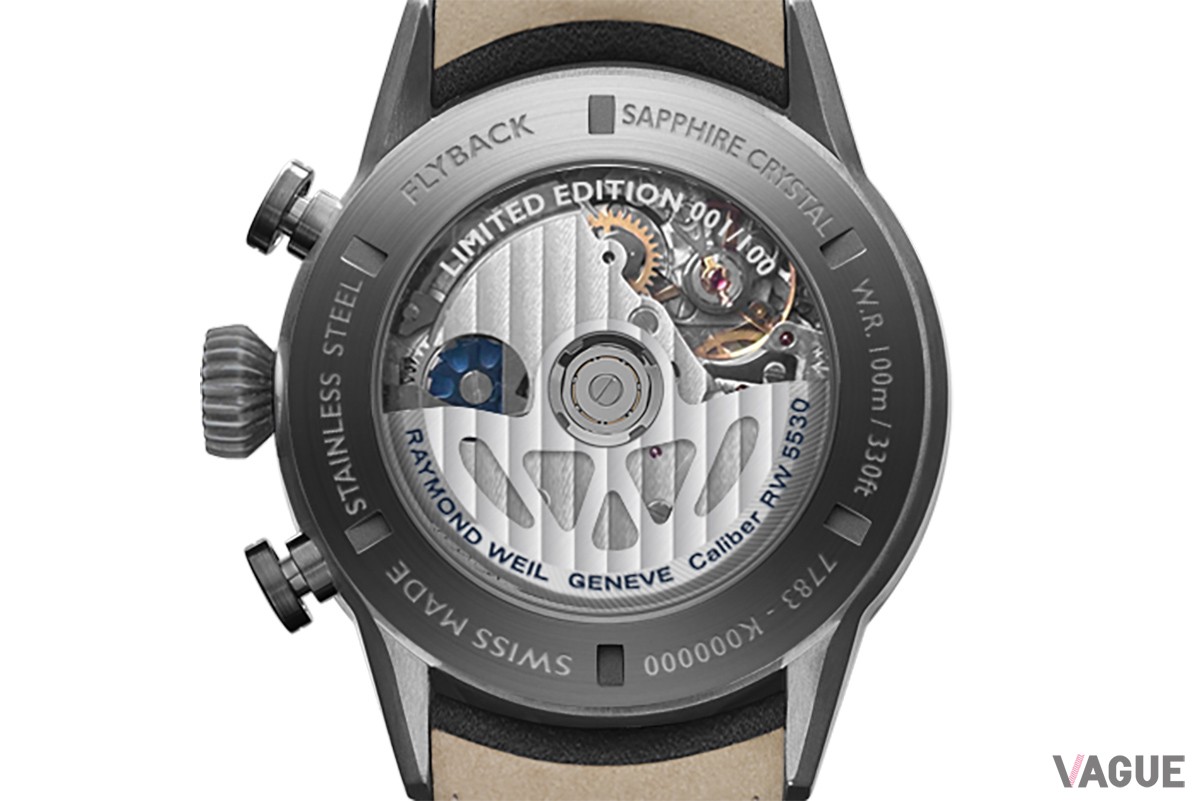 ケースバックから見えるブルーのコラムホイールがシンボリック。