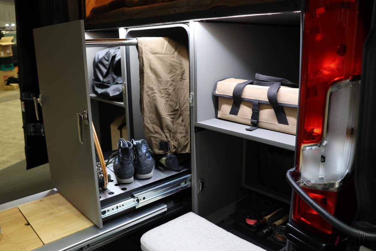 KYB「Fishing Camper（フィッシングキャンパー）」