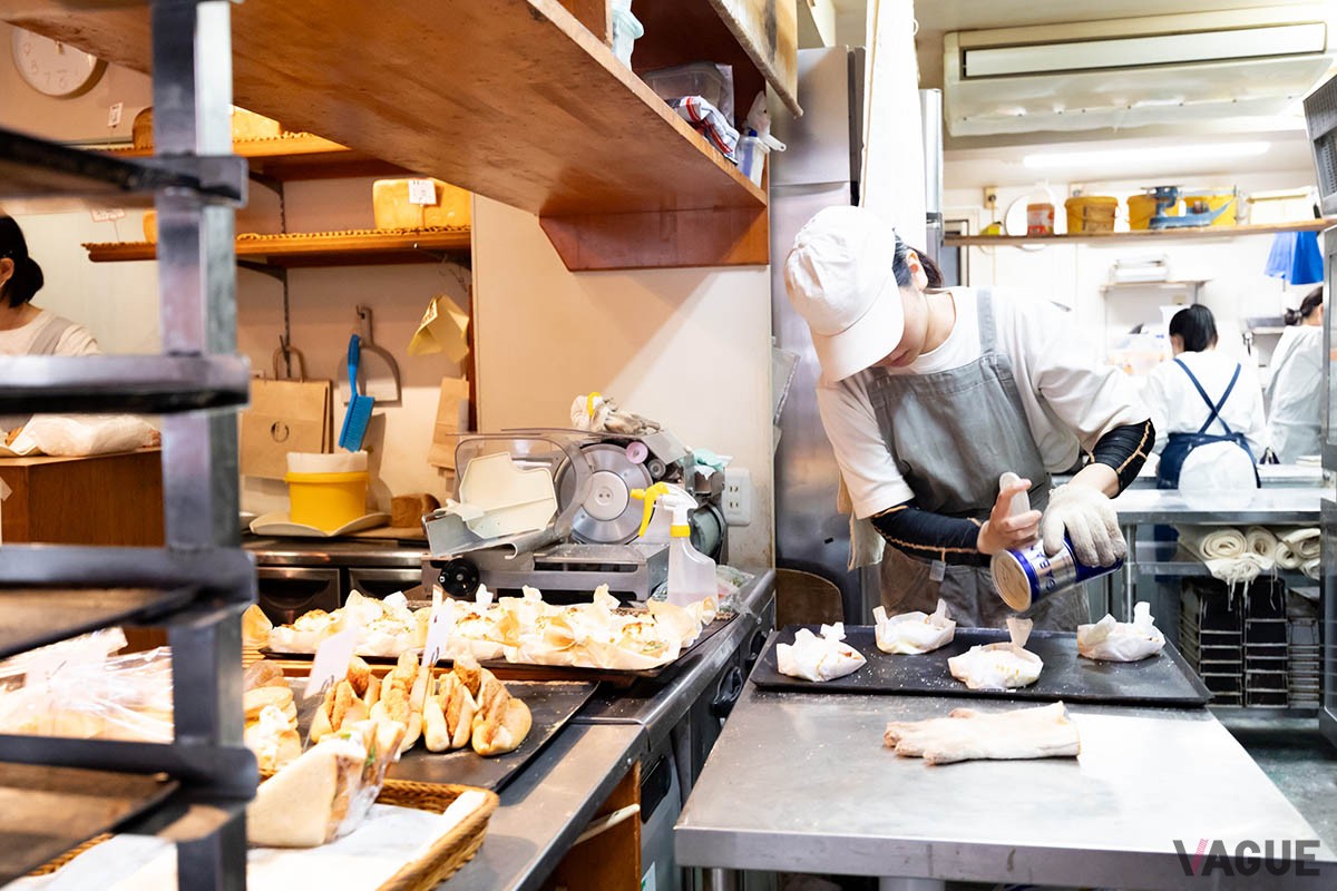 厨房と店内はカウンターでつながっていて、焼きたてがすぐ店頭に